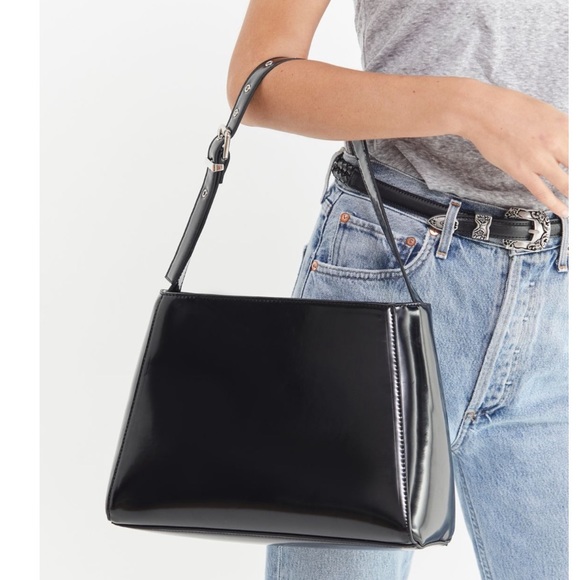 Trapezoid shoulder bag